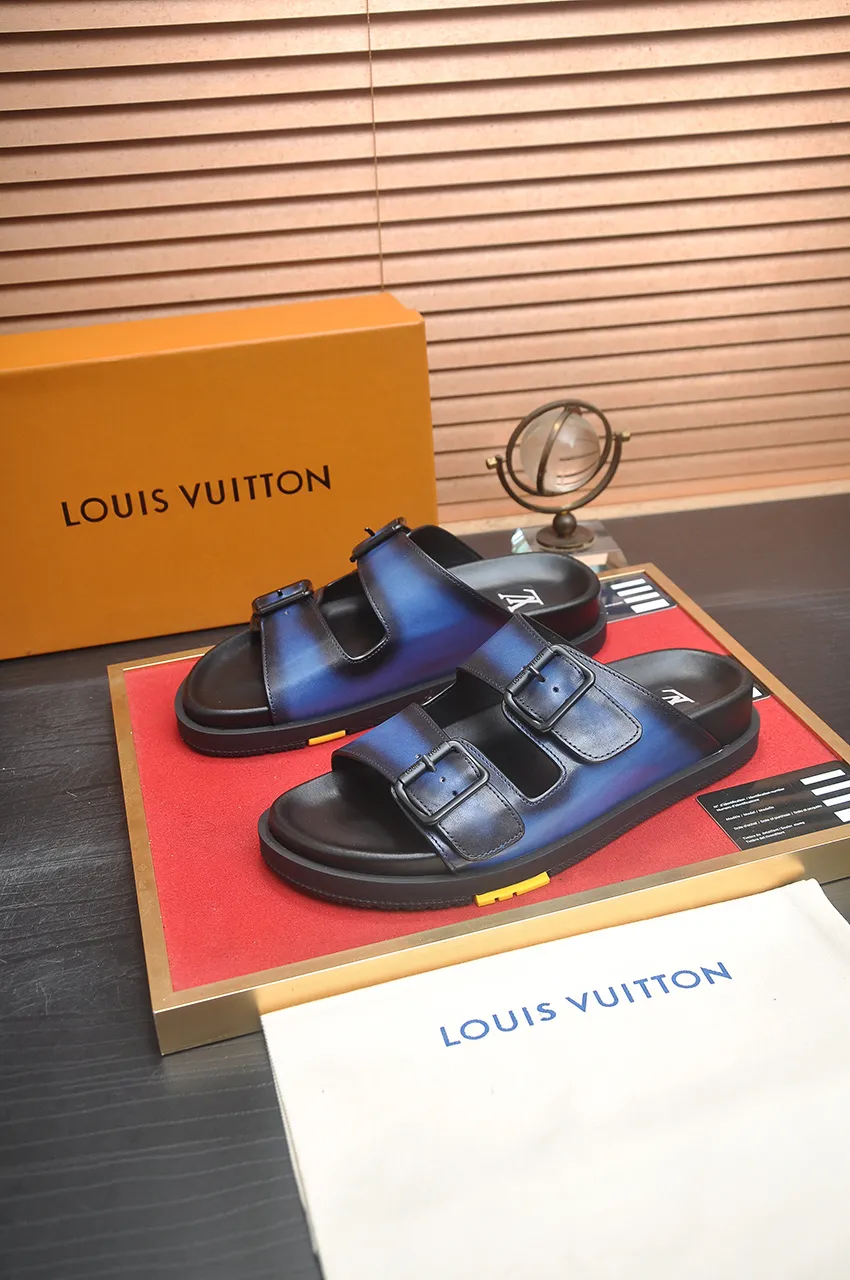 Men's shoes 💰400💶 [Louis Vuitton LV slippers] (high-end cowhide) counter 1:1 fashion style, a must-have for summer! The designer used LV’s iconic outsole. The original simple slippers instantly become fashionable! The upper is made of flexible special cowhide leather straps alternately, and the workmanship is exquisite! A must-have for stylish men in summer, size 38-45 (45 customized)